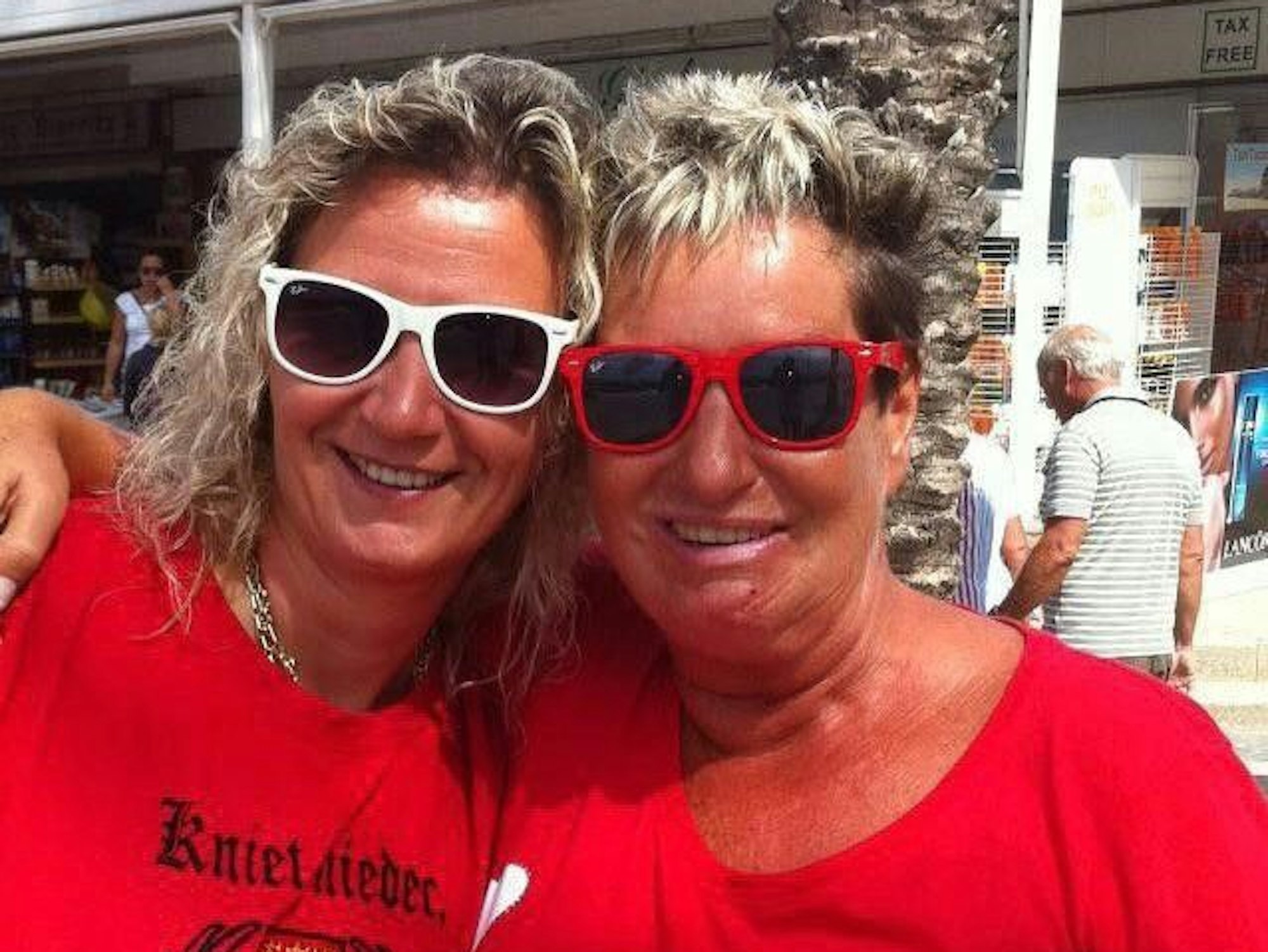 Anke Thiebach (l.) mit Marita Köllner in Mallorca im Juli 2022.