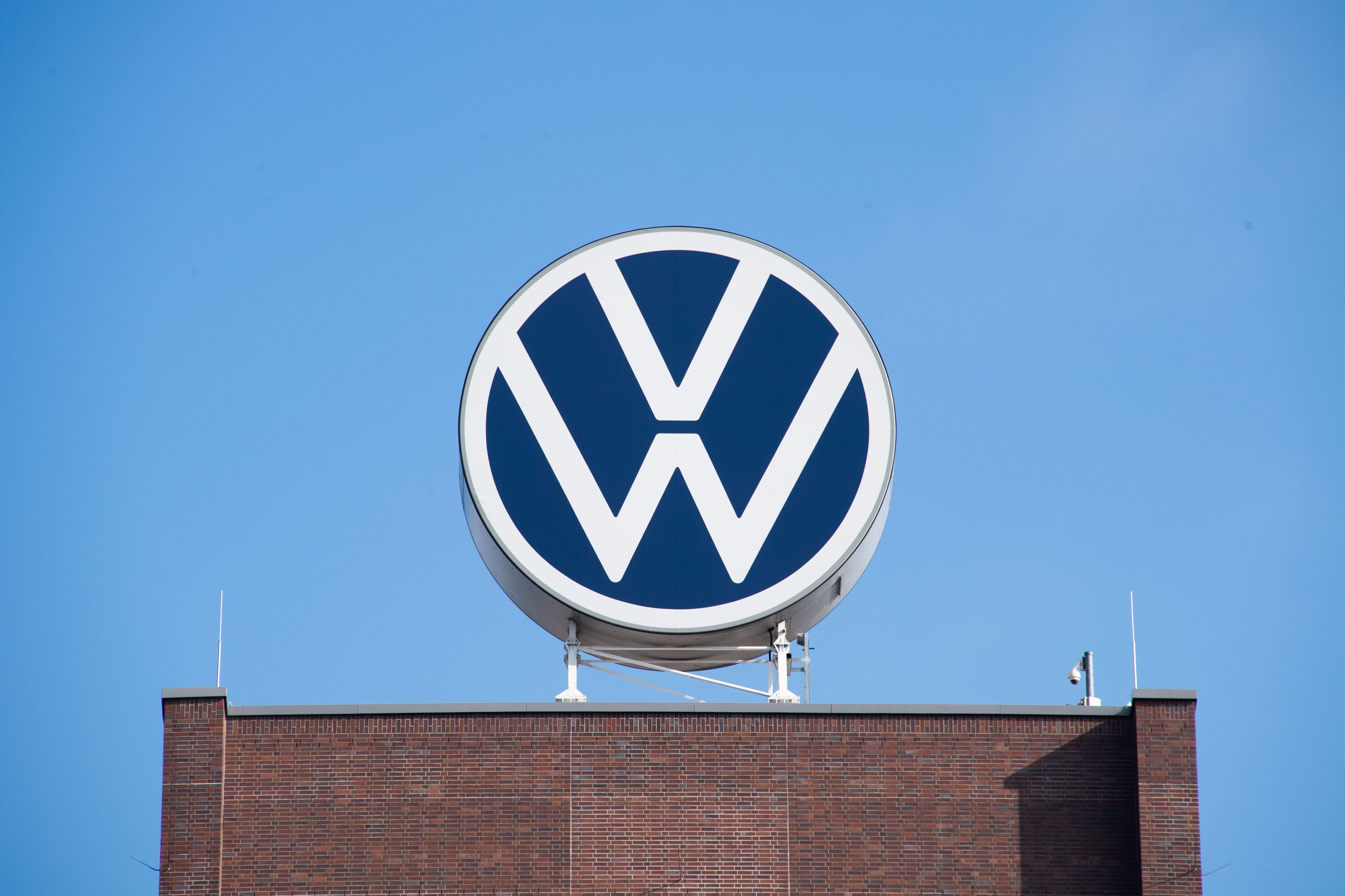Das VW-Logo auf dem Markenhochhaus von Volkswagen auf dem Gelände vom VW-Werk Wolfsburg. Dieses Symbolfoto wurde im August 2021 aufgenommen.