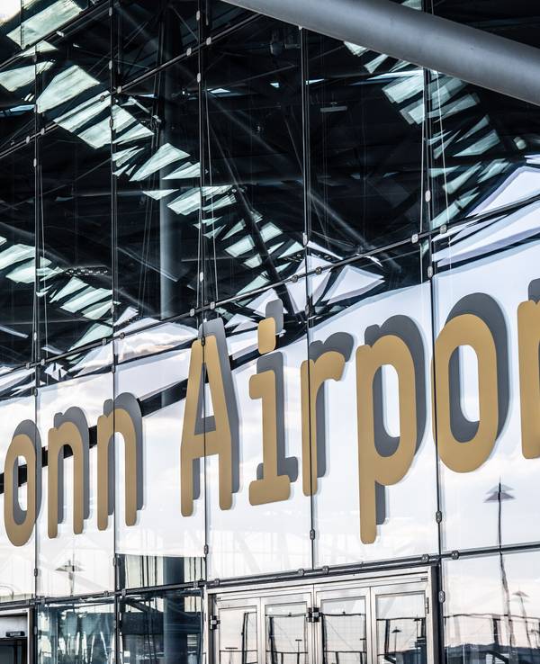 08.07.2022, Köln: Schriftzug Köln Bonn Airport am Flughafen. Foto: Uwe Weiser