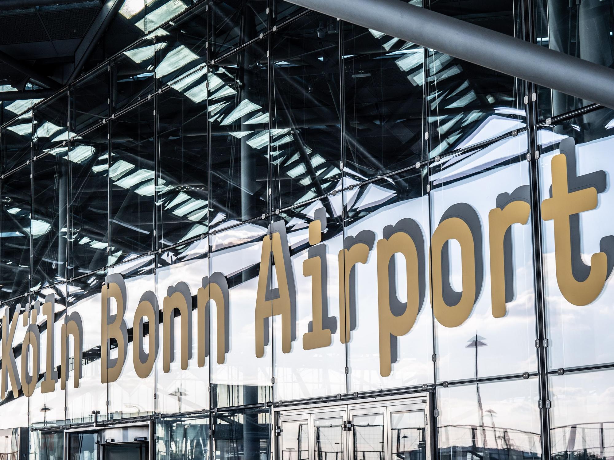 Schriftzug Köln Bonn Airport am Flughafen.