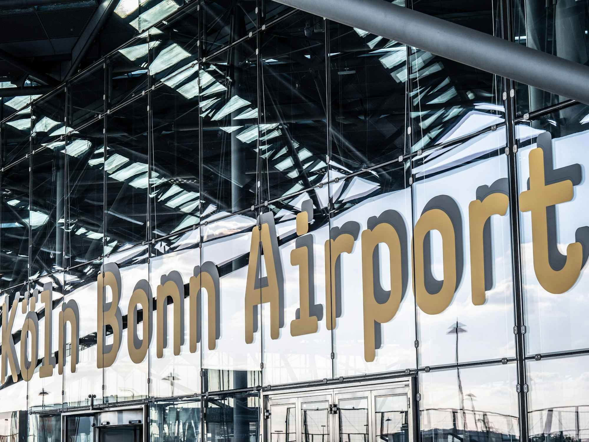 Schriftzug Köln Bonn Airport am Flughafen.