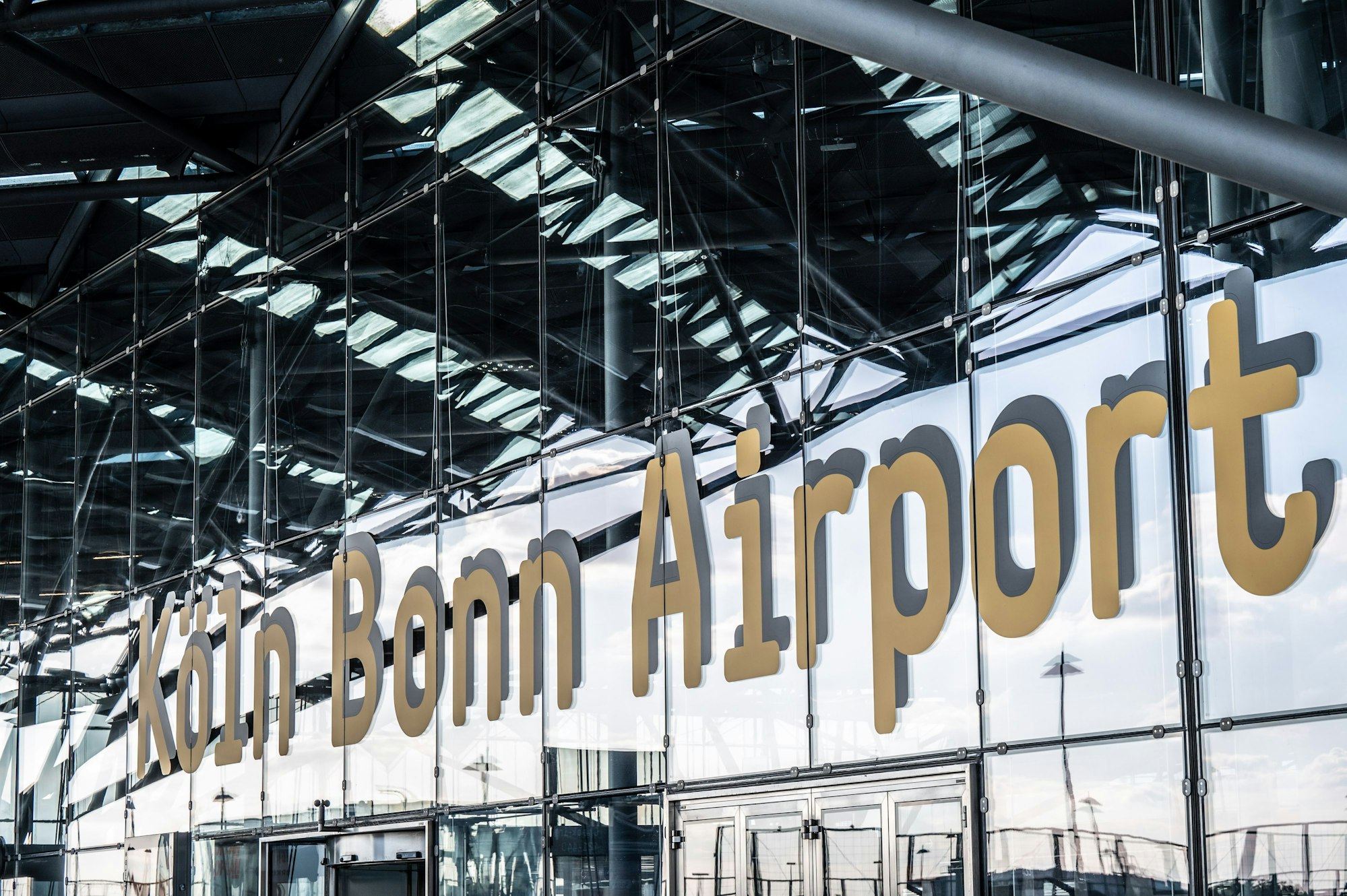 08.07.2022, Köln: Schriftzug Köln Bonn Airport am Flughafen. Foto: Uwe Weiser