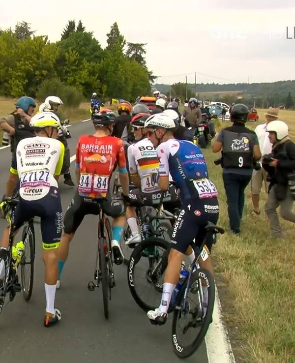 Die Ausreißer auf der 19. Etappe der Tour de France müssen wegen Protesten auf der Strecke anhalten.