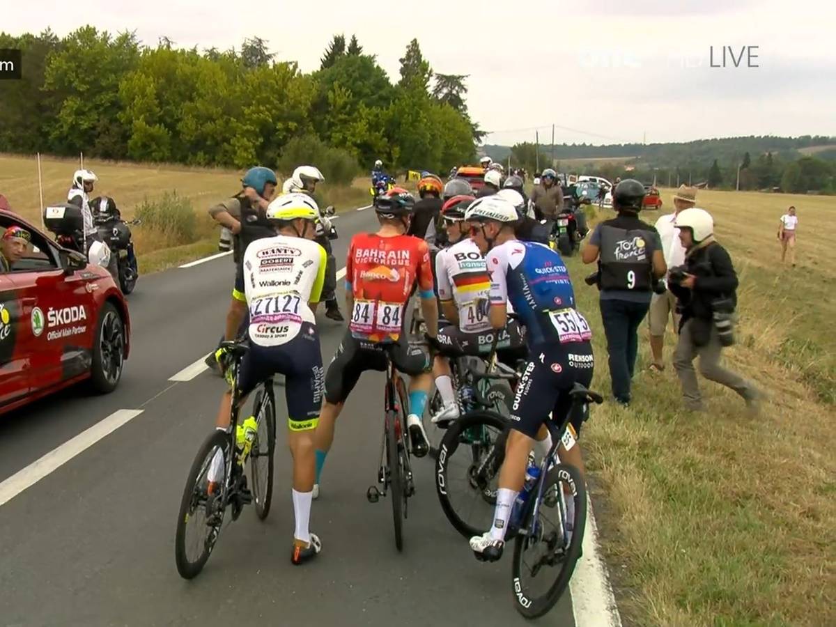 Die Ausreißer auf der 19. Etappe der Tour de France müssen wegen Protesten auf der Strecke anhalten.