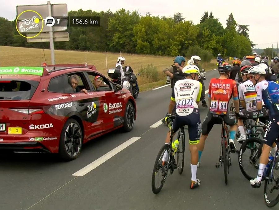 Die Ausreißer auf der 19. Etappe der Tour de France müssen wegen Protesten auf der Strecke anhalten.
