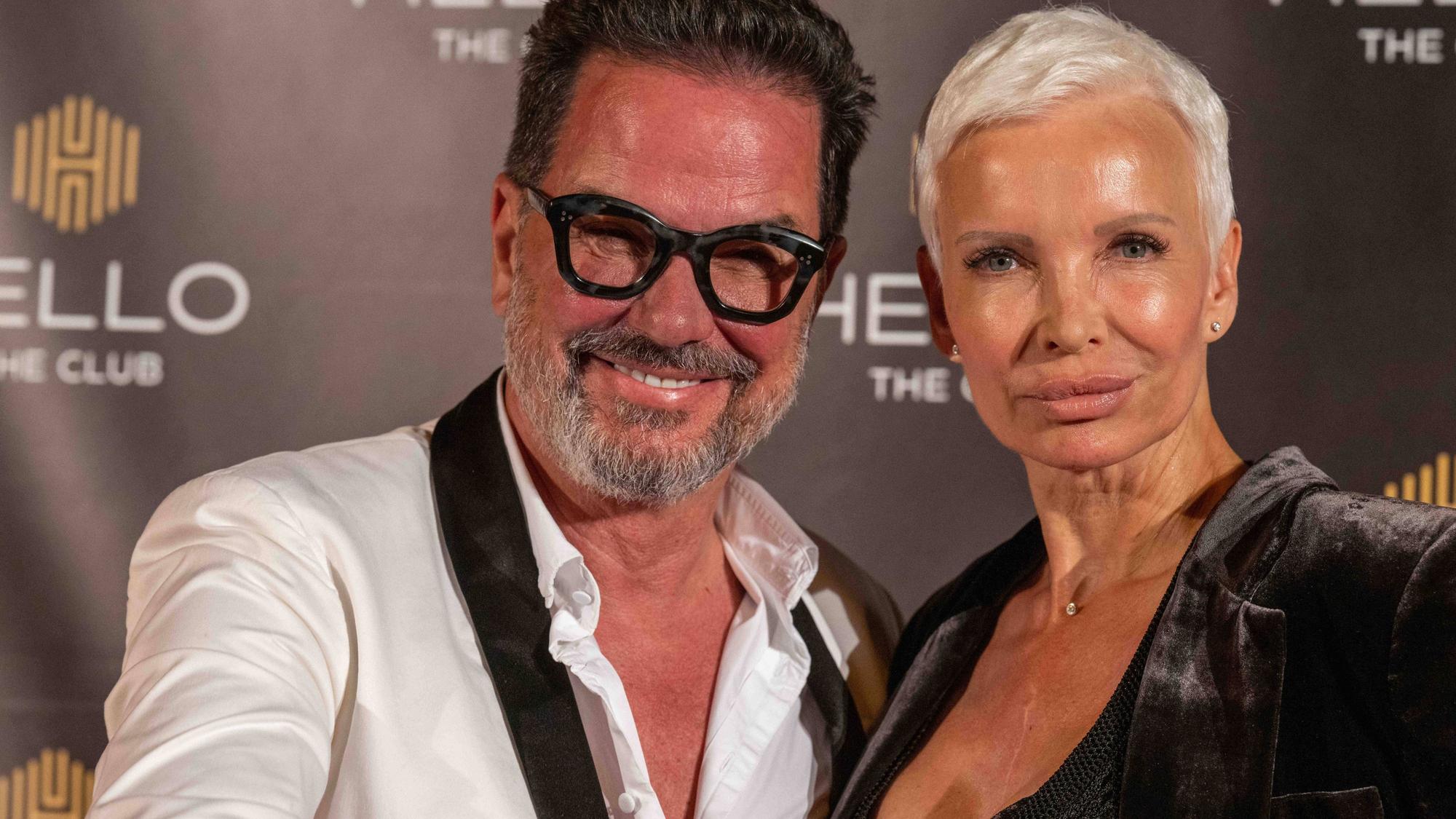 Alex Jolig, hier im Mai 2022 mit Ehefrau Britt Jolig, ist schwer mit dem Motorrad gestürzt.