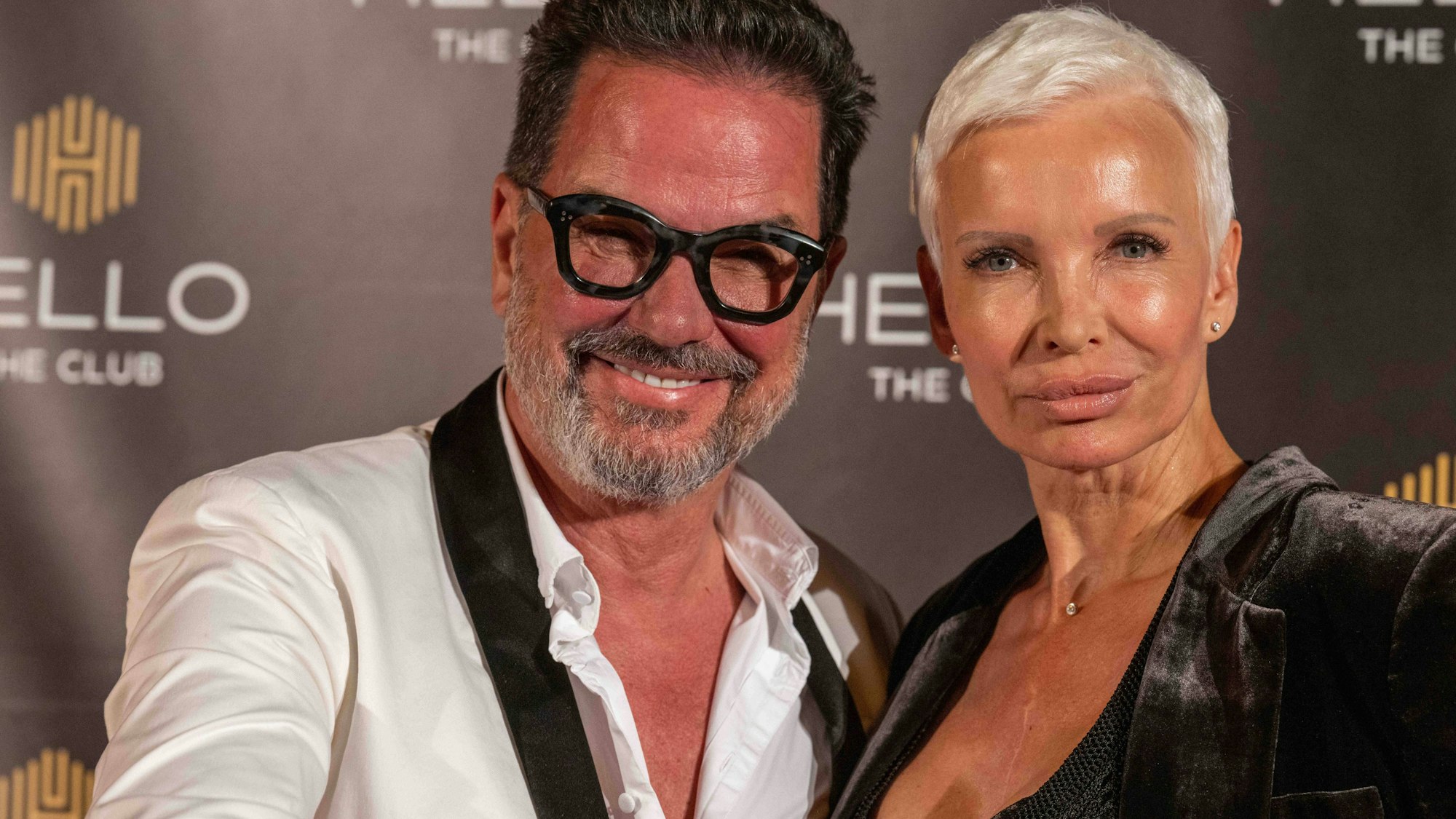 Alex Jolig, hier im Mai 2022 mit Ehefrau Britt Jolig, ist schwer mit dem Motorrad gestürzt.