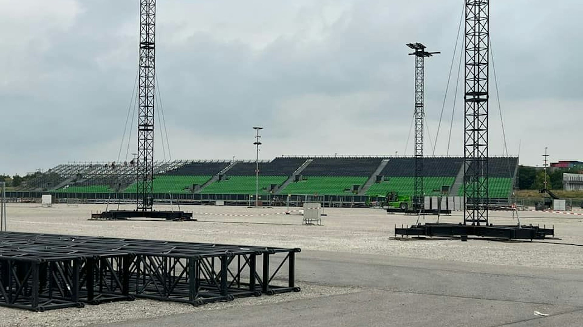 Blick auf die Aufbauarbeiten zum Helene-Fischer-Konzert.