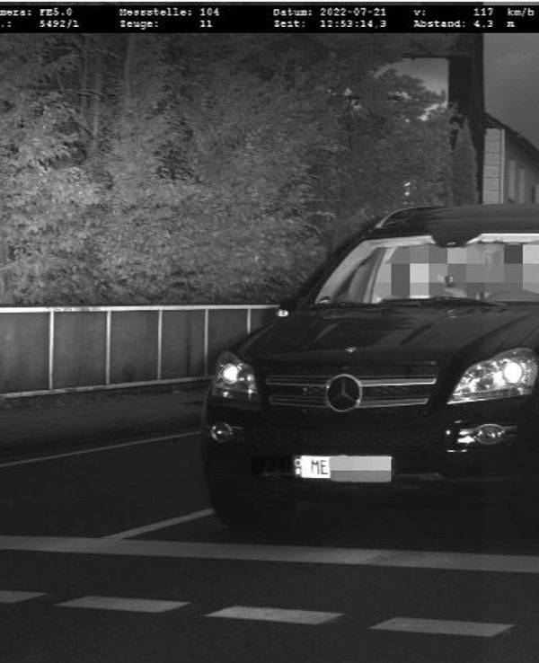Mercedes auf einem Blitzerfoto. Er wurde mit 117 km/h statt der erlaubten 50 km/h erwischt.