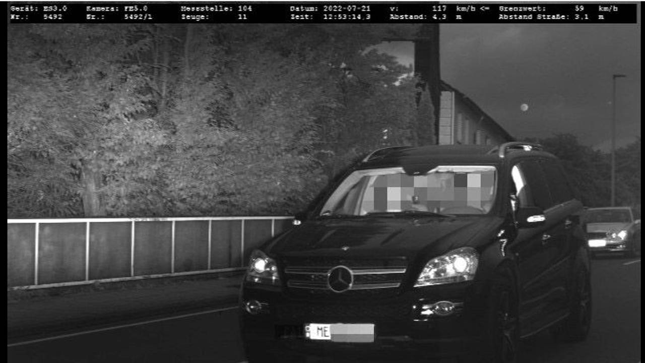 Mercedes auf einem Blitzerfoto. Er wurde mit 117 km/h statt der erlaubten 50 km/h erwischt.