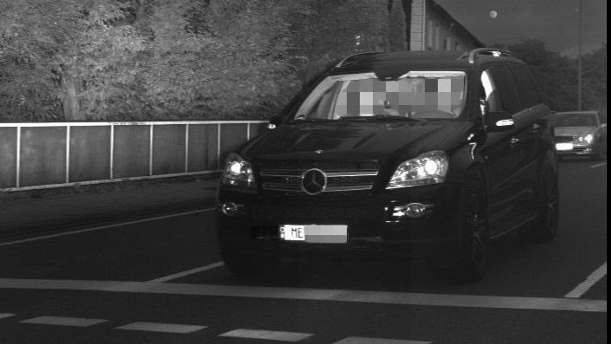 Mercedes auf einem Blitzerfoto. Er wurde mit 117 km/h statt der erlaubten 50 km/h erwischt.