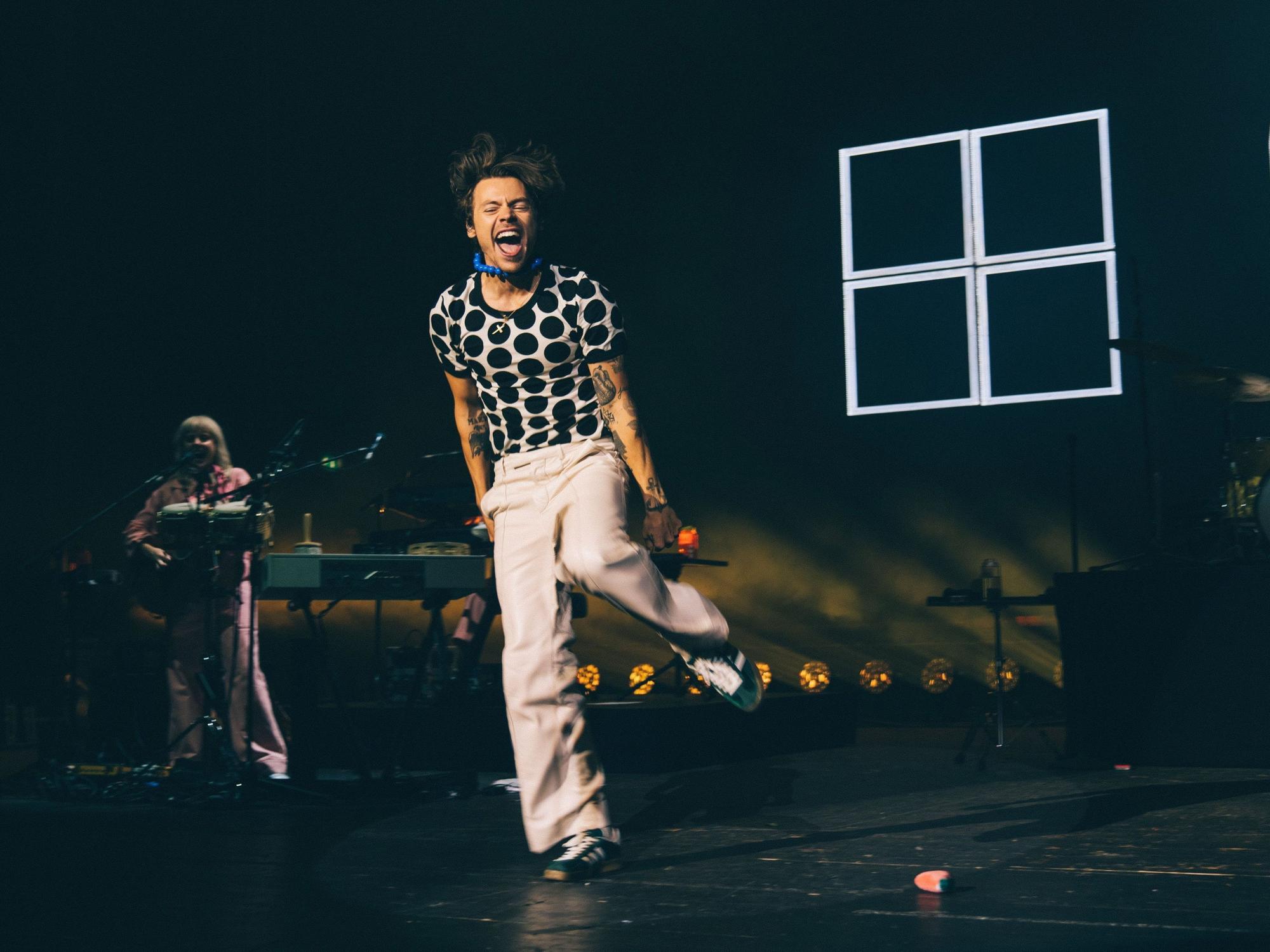 Ein Handout-Foto vom 24.05.22 zeigt Sänger Harry Styles, der in der Brixton Academy im Süden Londons einen "One Night Only"-Auftritt absolviert, um sein neues Album vorzustellen.