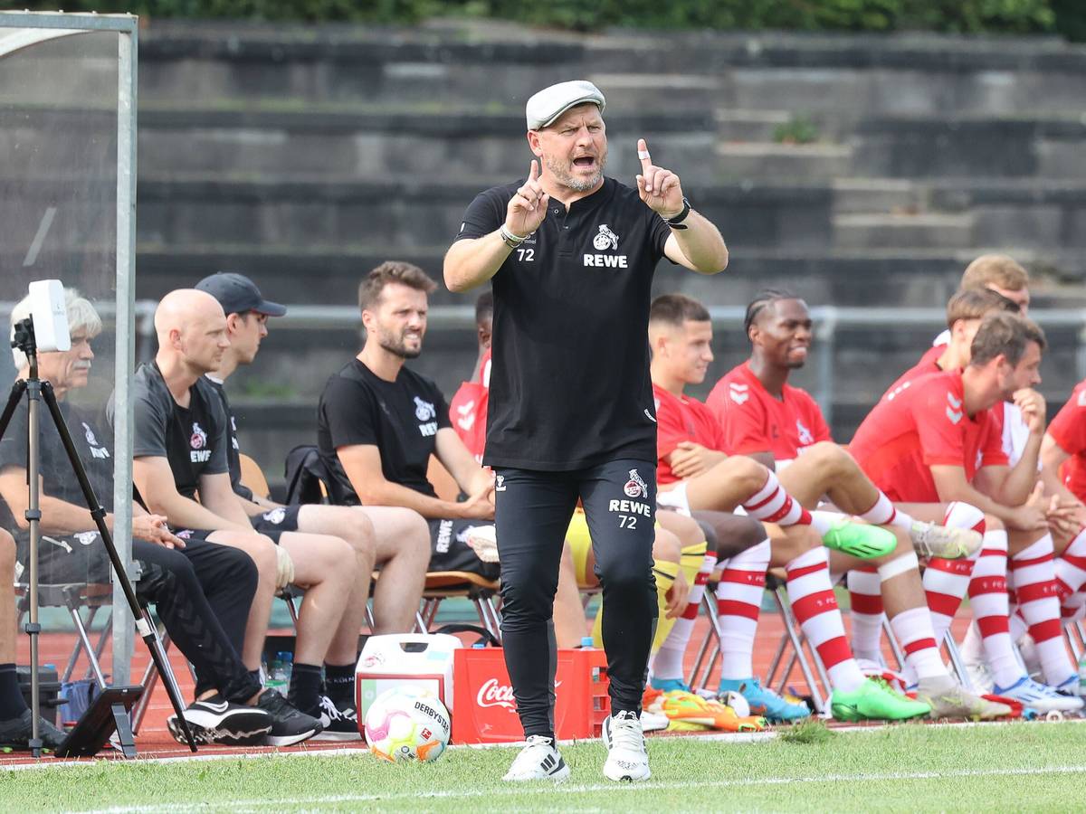 Steffen Baumgart beim Testspiel-Sieg des 1. FC Köln gegen die NEC Nijmegen am Freitag, 22. Juli 2022.