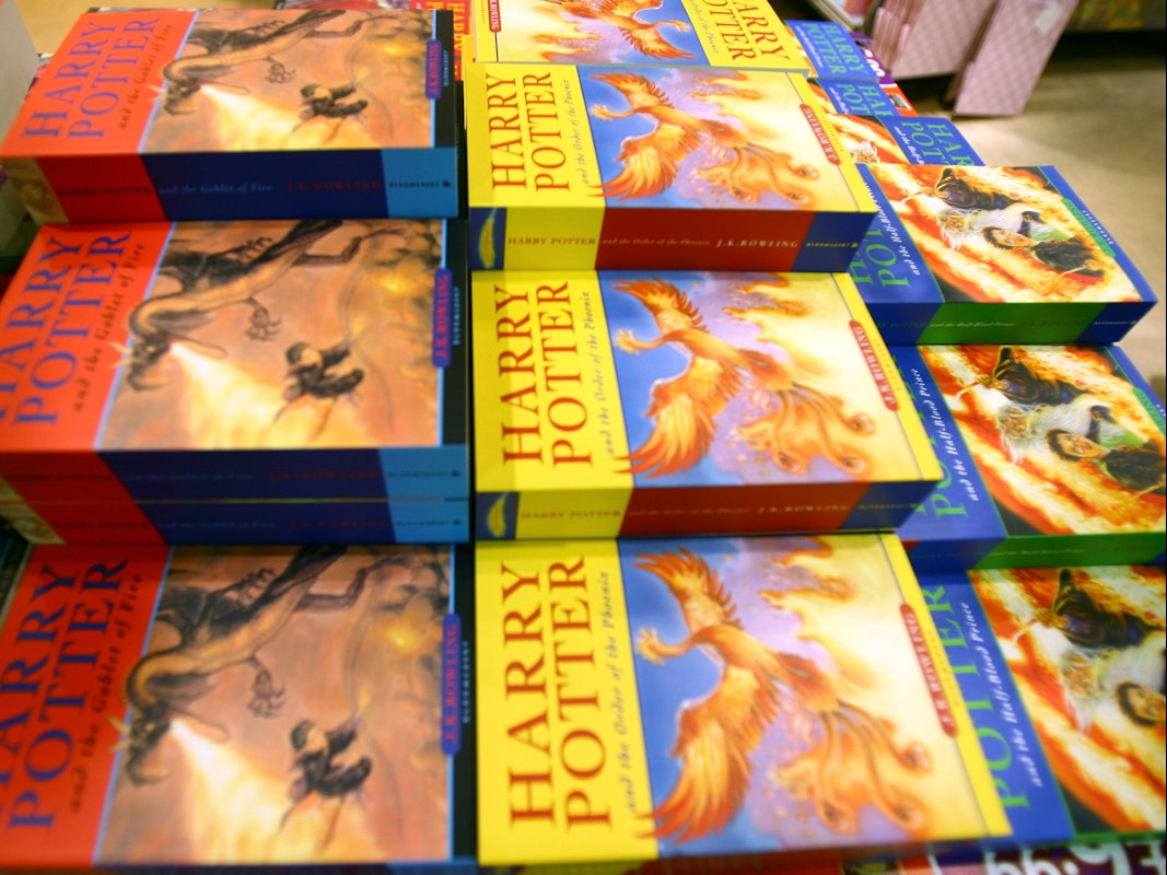 Ausgaben der Harry-Potter-Bände liegen in einer Bücherhandlung, bei der Aufnahme handelt es sich um ein Symbolfoto von Juli 2007.