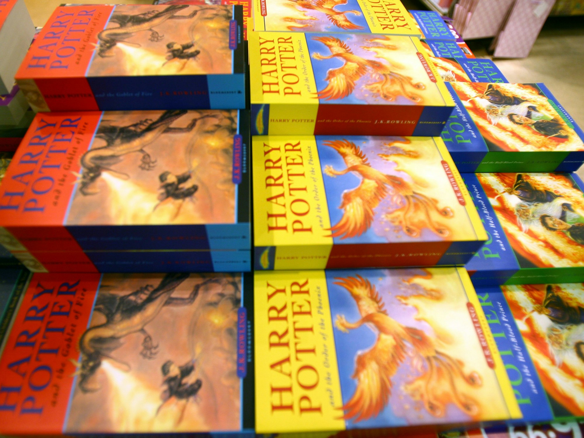 Ausgaben der Harry-Potter-Bände liegen in einer Bücherhandlung, bei der Aufnahme handelt es sich um ein Symbolfoto von Juli 2007.