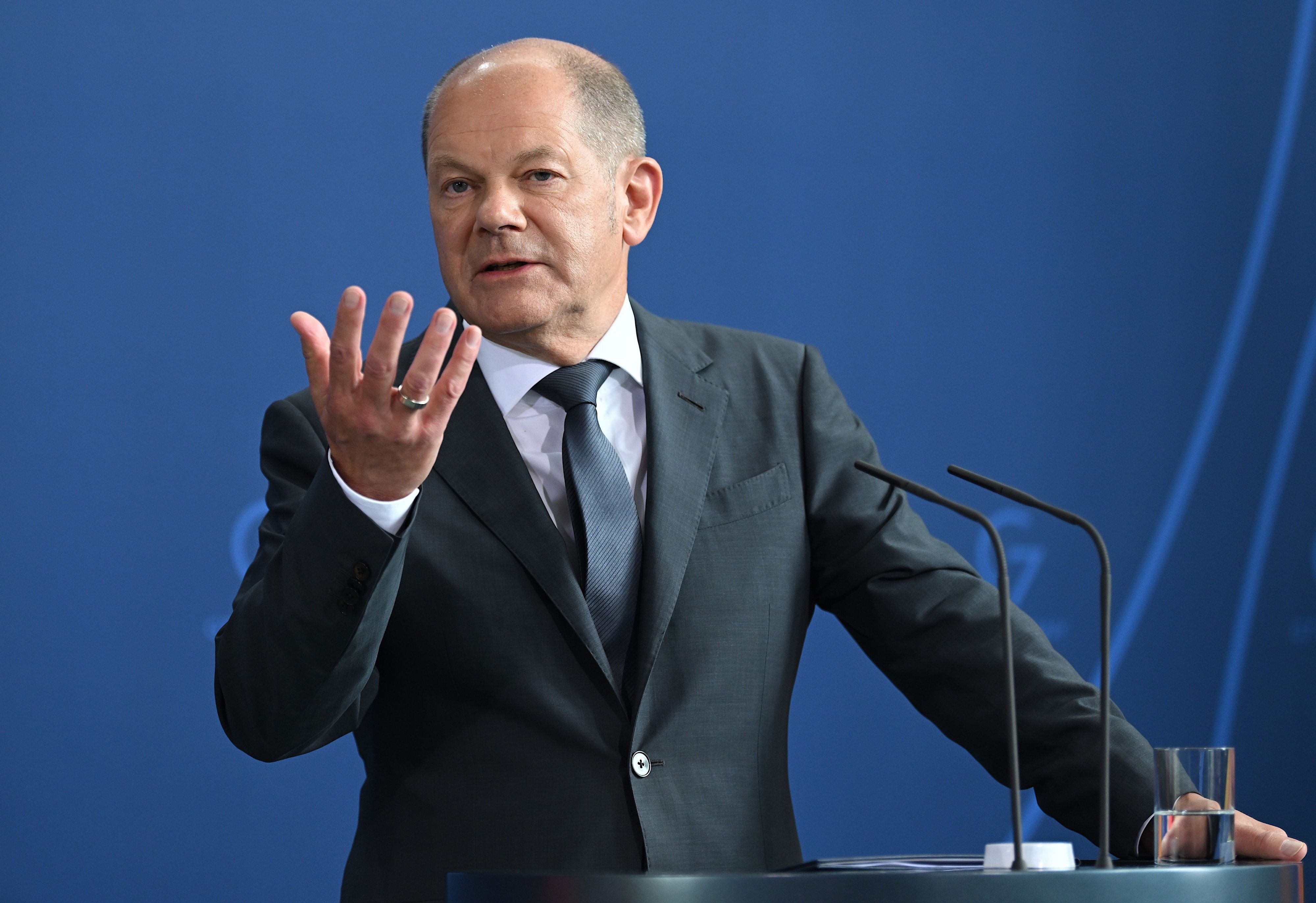 Bundeskanzler Olaf Scholz gestikuliert am 22. Juli 2022 auf einer Pressekonferenz zur Energiepolitik in Berlin.