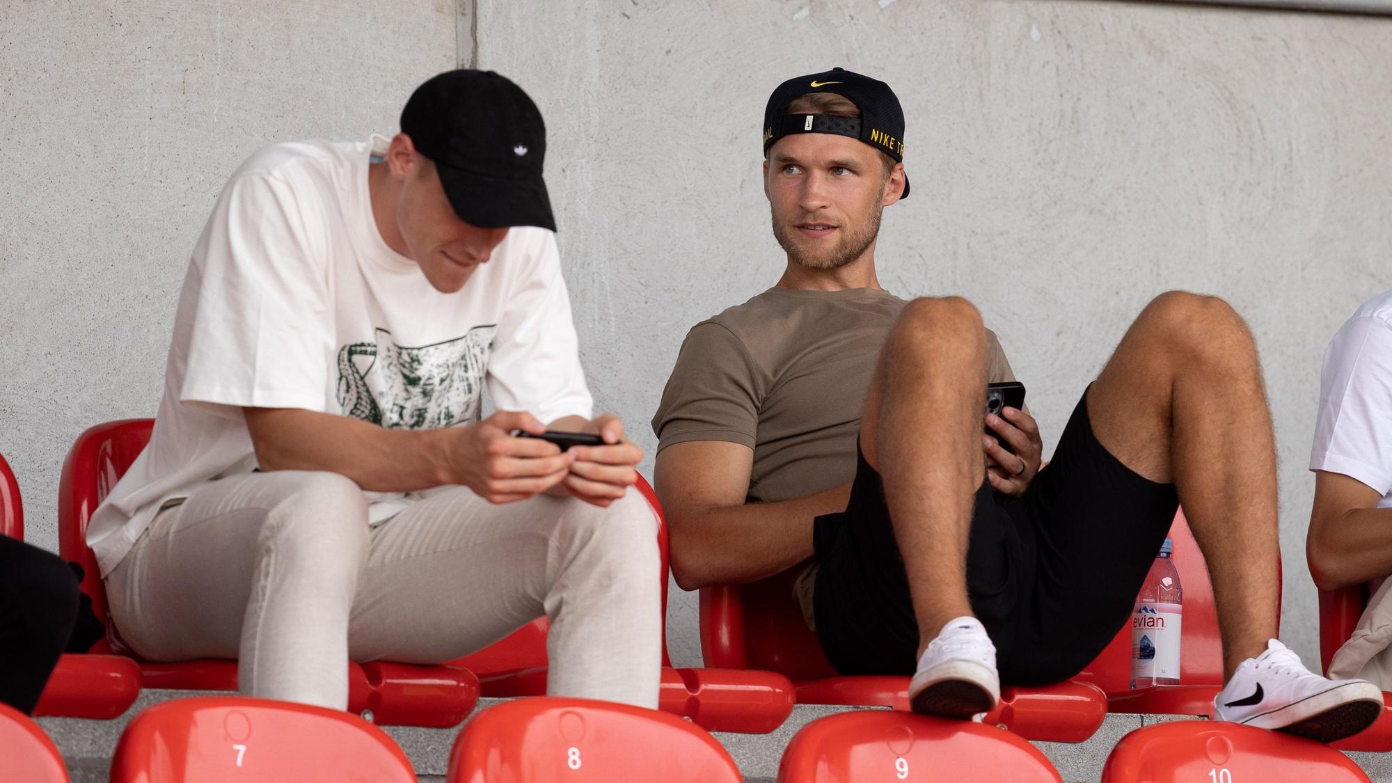 Sebastian Andersson und Steffen Tigges auf der Tribüne.