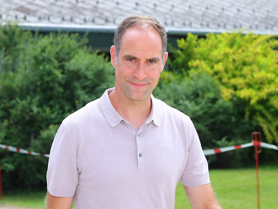 Oliver Mintzlaff von RB Leipzig geht im Trainingslager über den Platz.