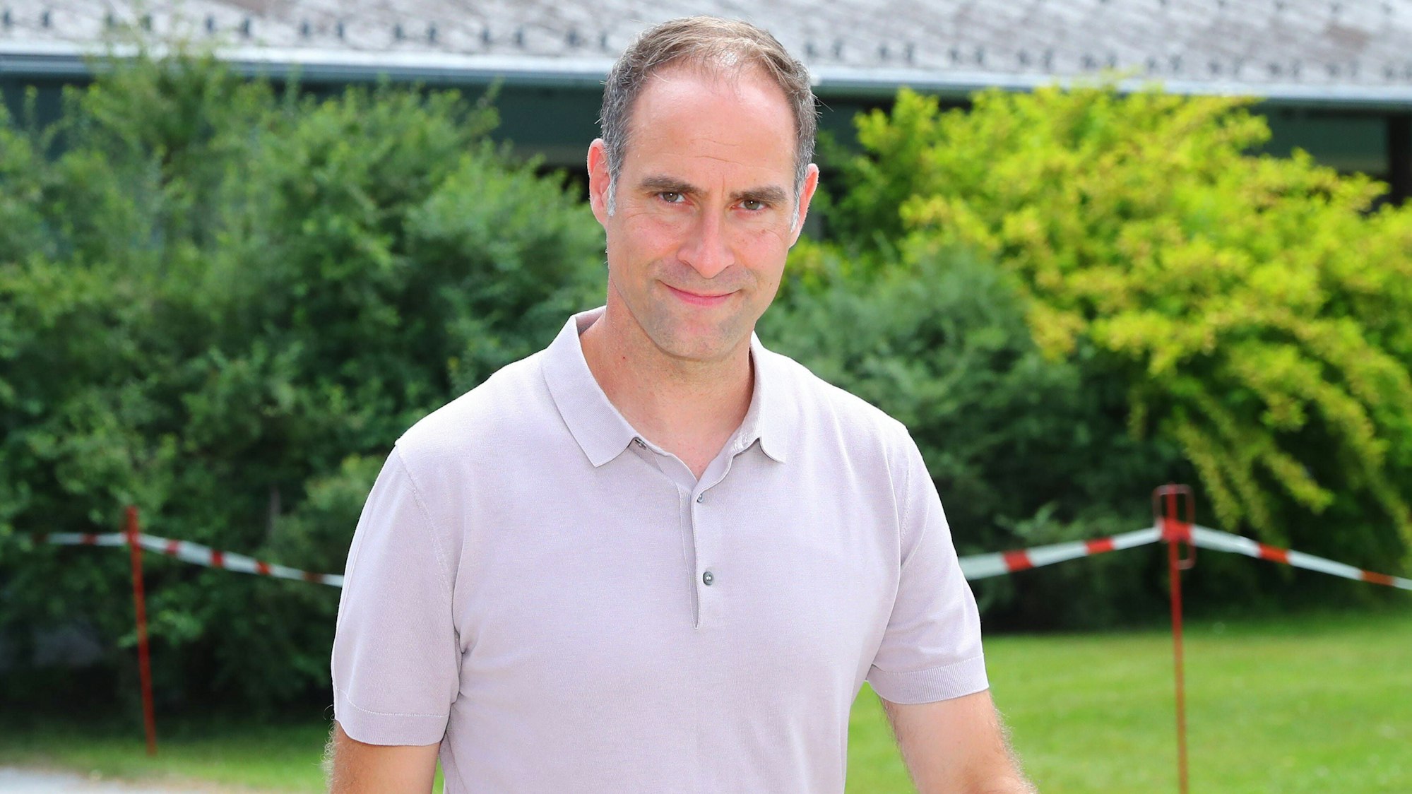 Oliver Mintzlaff von RB Leipzig geht im Trainingslager über den Platz.