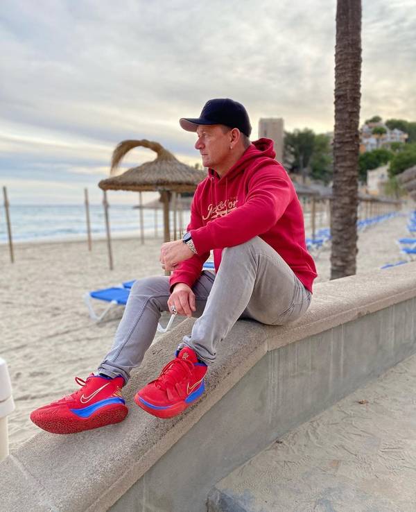 Der verstorbene Mallorca-Sänger Alex Zapata sitzt auf einem Mäuerchen am Strand .Das Foto postete er im April 2021 auf seinem Instagram-Profil.