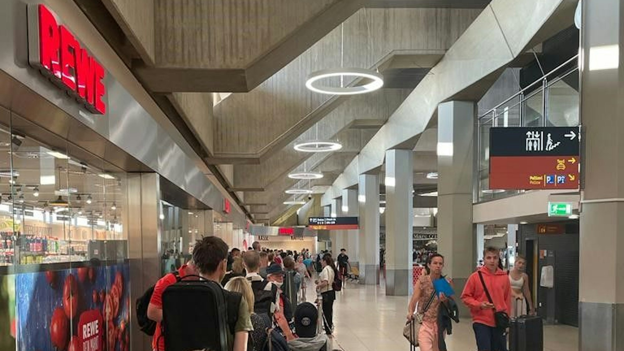 Warteschlange am 19. Juli 2022 am Flughafen Köln/Bonn.