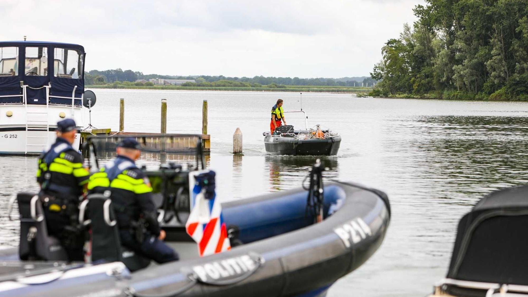 Polizisten und andere Rettungskräfte sind im Einsatz, um eine Leiche zu bergen, nachdem eine deutsche Familie beim Kanufahren auf dem Veluwemeer verunglückt ist