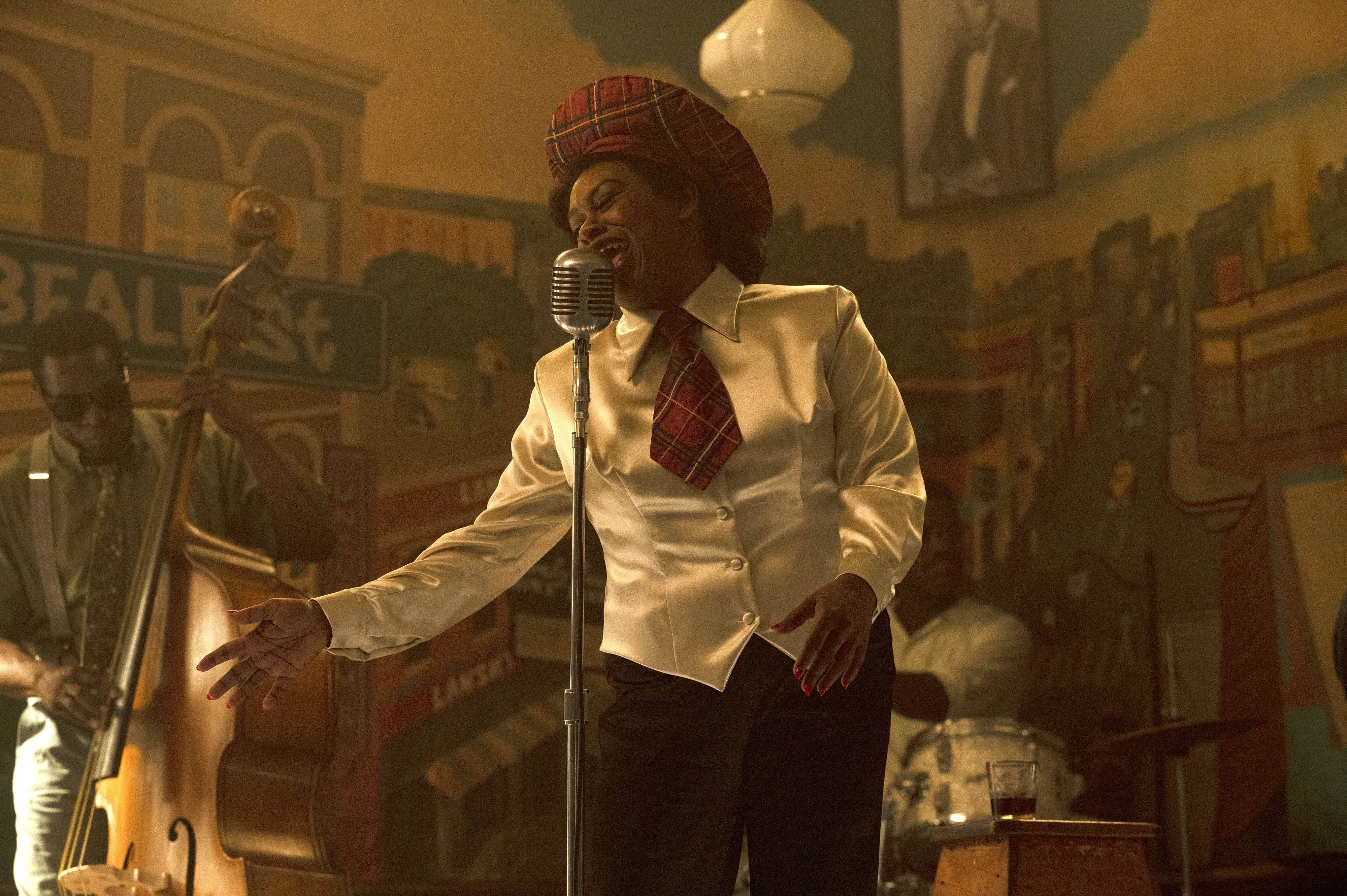 Shonka Dukureh auf der Bühne in ihrer Rolle als Willie Mae „Big Mama“ Thornton im „Elvis“-Film
