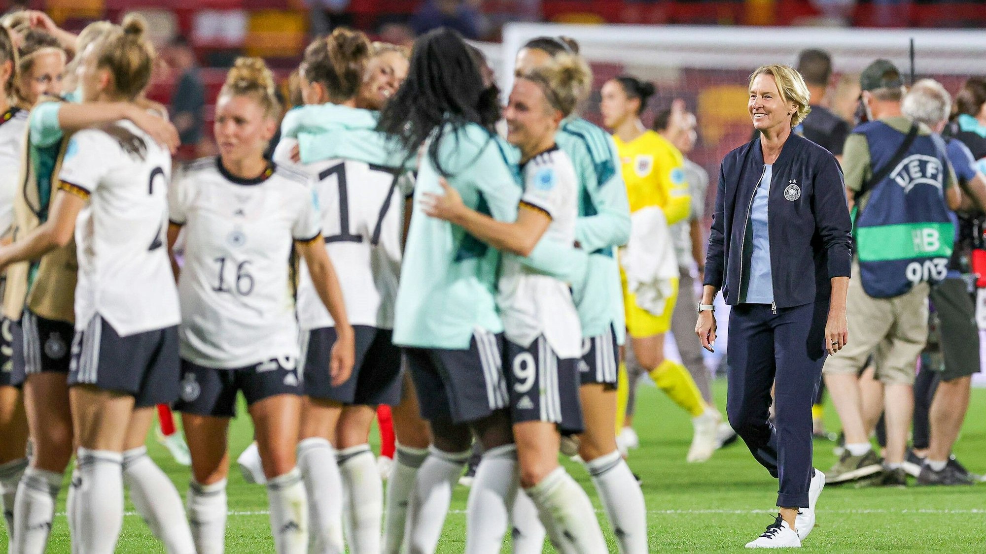 Martina Voss-Tecklenburg blickt stolz auf die Jubel-Traube der DFB-Frauen nach dem Einzug ins Halbfinale der EM