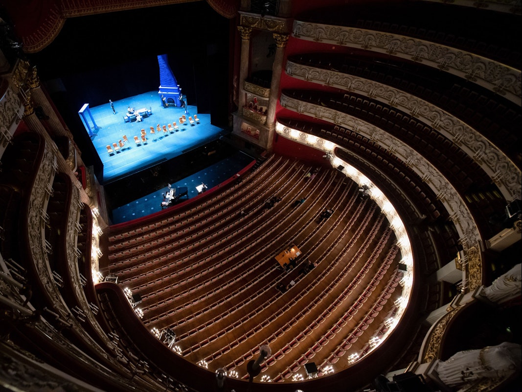 Ensemblemitglieder agieren während einer Probe des Märchenballetts „Cinderella“ im Nationaltheater auf der Bühne.