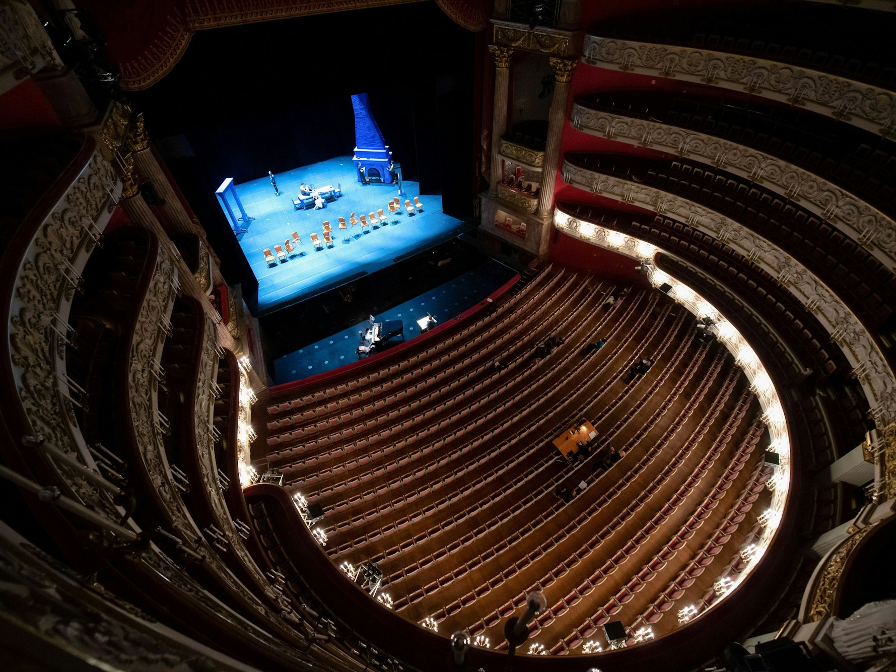 Ensemblemitglieder agieren während einer Probe des Märchenballetts „Cinderella“ im Nationaltheater auf der Bühne.
