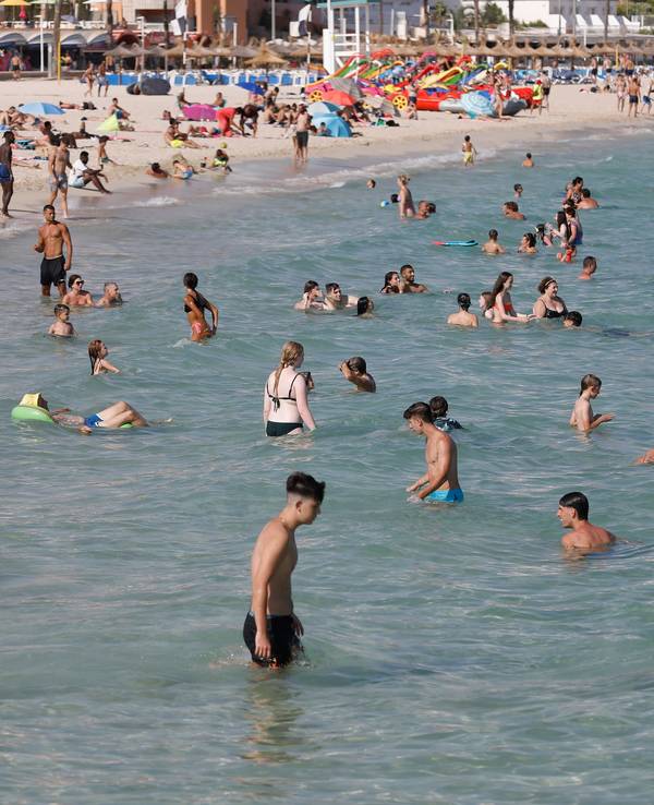 Menschen baden in großer Hitze am Strand bei Magaluf. Auf der spanischen Urlaubsinsel sind in diesen Tagen nicht nur der Sand und die Luft sehr heiß, sondern auch das Meerwasser erreicht ungewöhnlich hohe Temperaturen.
