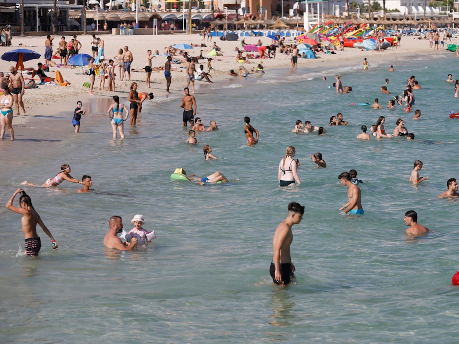 Menschen baden in großer Hitze am Strand bei Magaluf. Auf der spanischen Urlaubsinsel sind in diesen Tagen nicht nur der Sand und die Luft sehr heiß, sondern auch das Meerwasser erreicht ungewöhnlich hohe Temperaturen.