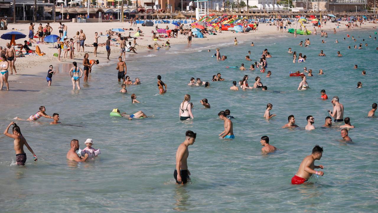 Menschen baden in großer Hitze am Strand bei Magaluf. Auf der spanischen Urlaubsinsel sind in diesen Tagen nicht nur der Sand und die Luft sehr heiß, sondern auch das Meerwasser erreicht ungewöhnlich hohe Temperaturen.