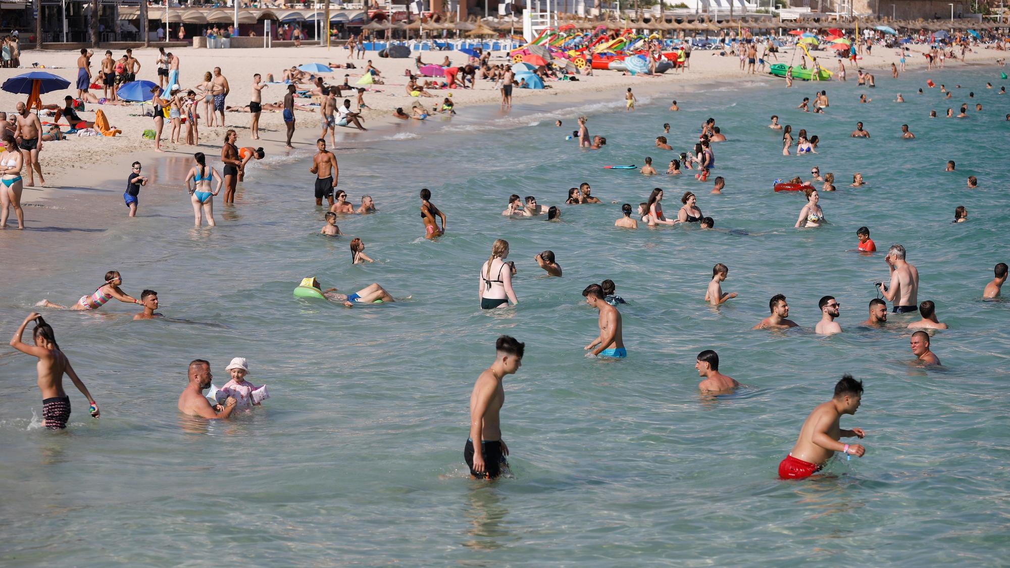 Menschen baden in großer Hitze am Strand bei Magaluf. Auf der spanischen Urlaubsinsel sind in diesen Tagen nicht nur der Sand und die Luft sehr heiß, sondern auch das Meerwasser erreicht ungewöhnlich hohe Temperaturen.