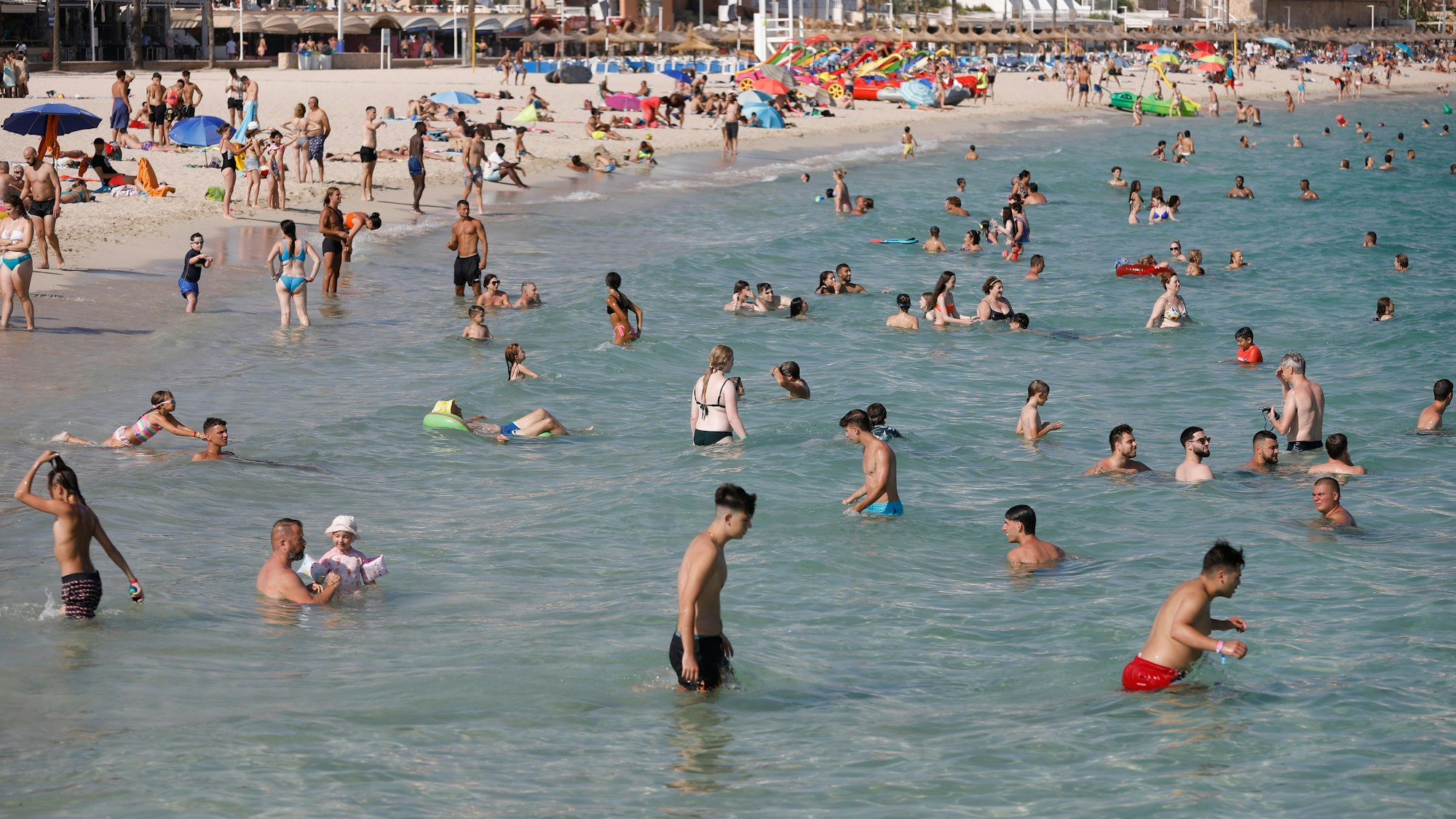 Menschen baden in großer Hitze am Strand bei Magaluf. Auf der spanischen Urlaubsinsel sind in diesen Tagen nicht nur der Sand und die Luft sehr heiß, sondern auch das Meerwasser erreicht ungewöhnlich hohe Temperaturen.