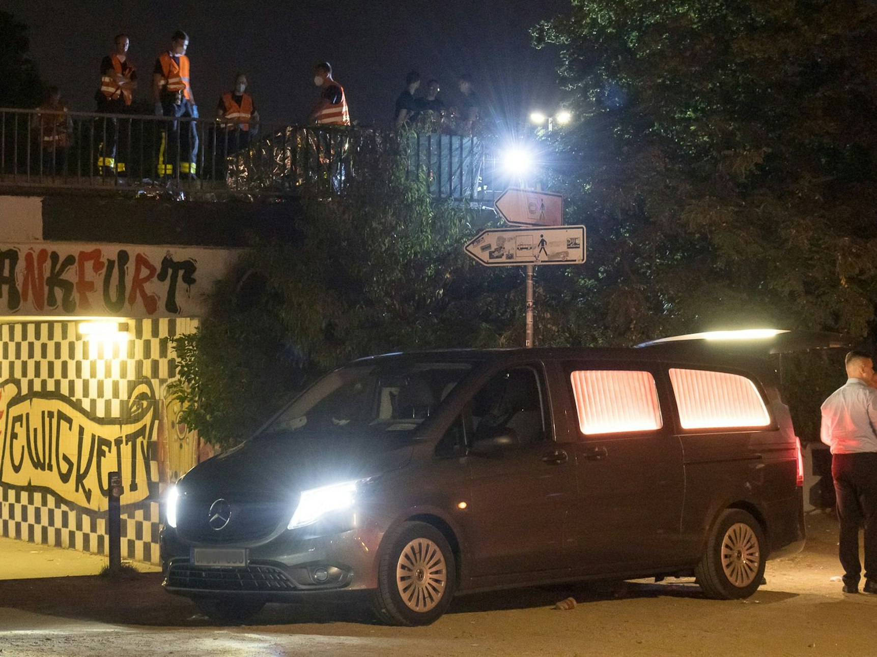 Ein Fahrzeug steht vor einer Bahnunterführung. Zwei Menschen sind im Frankfurter Stadtteil Sachsenhausen von einem Zug erfasst und tödlich verletzt worden.