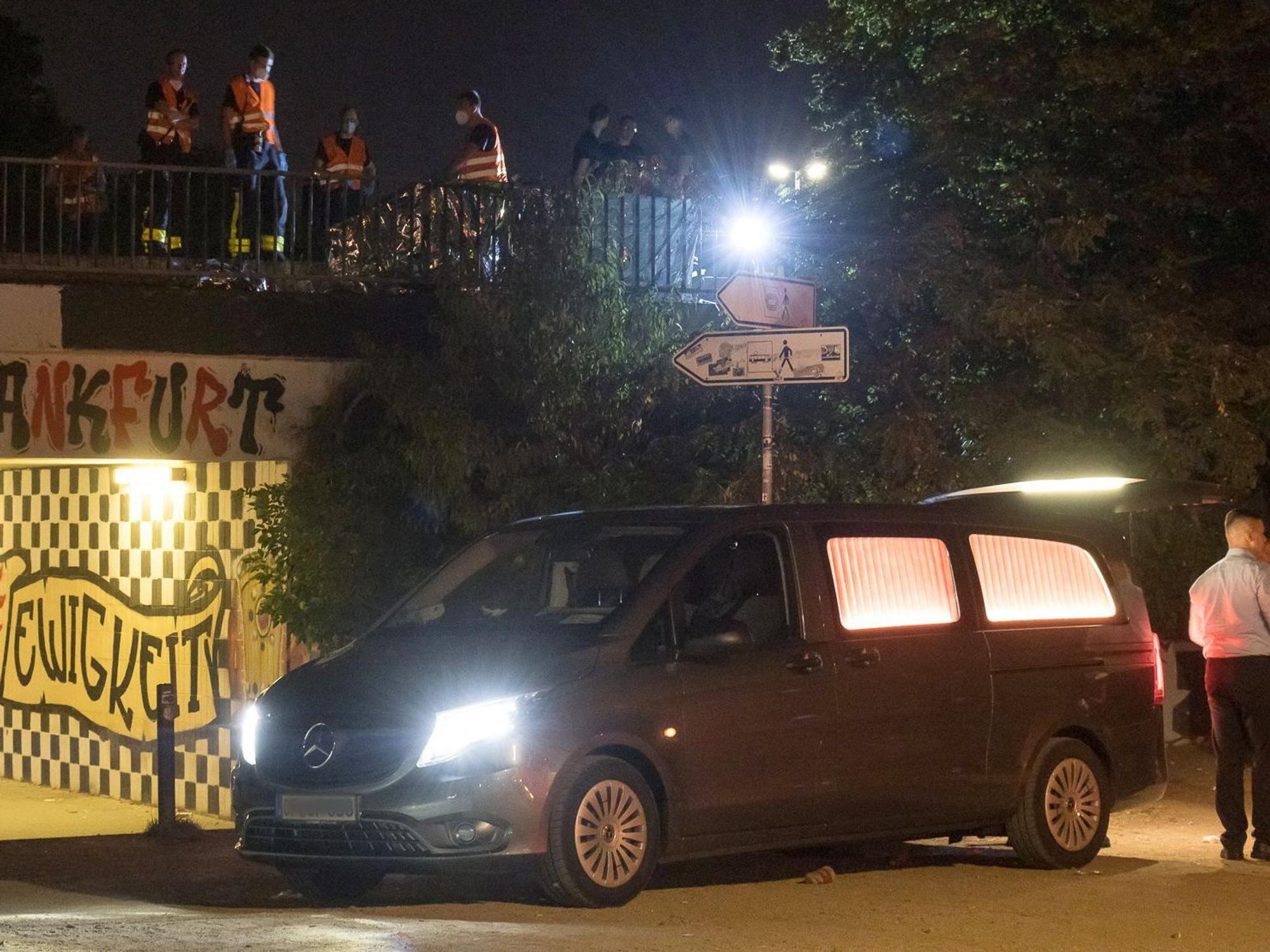 Ein Fahrzeug steht vor einer Bahnunterführung. Zwei Menschen sind im Frankfurter Stadtteil Sachsenhausen von einem Zug erfasst und tödlich verletzt worden.