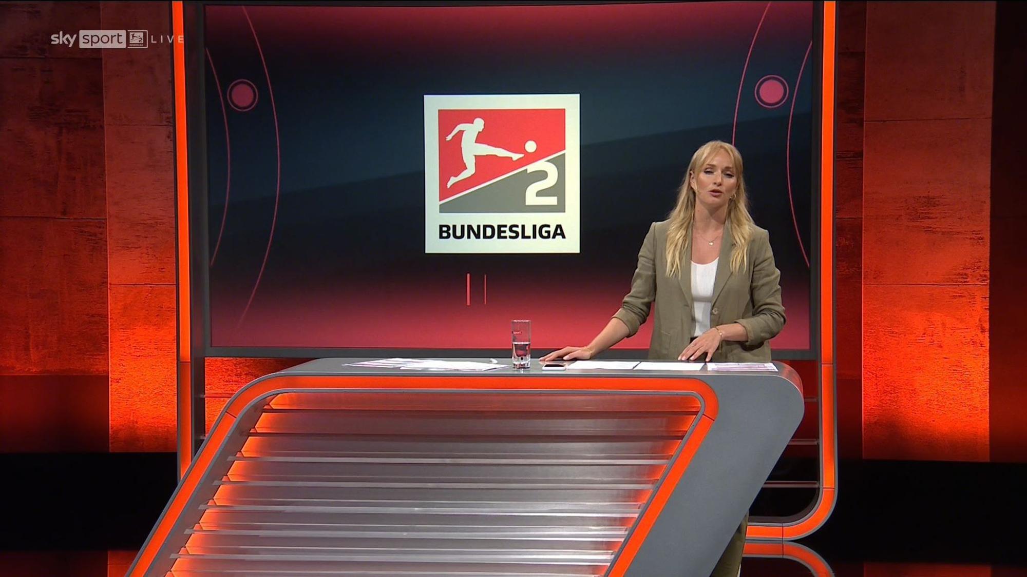 Sky-Moderatorin Katharina Kleinfeldt im Studio während der Zweitliga-Übertragung. Wegen technischer Probleme über die Streaming-Dienste SkyGo und Wow ärgerten sich viele unzufriedene Kundinnen und Kunden.