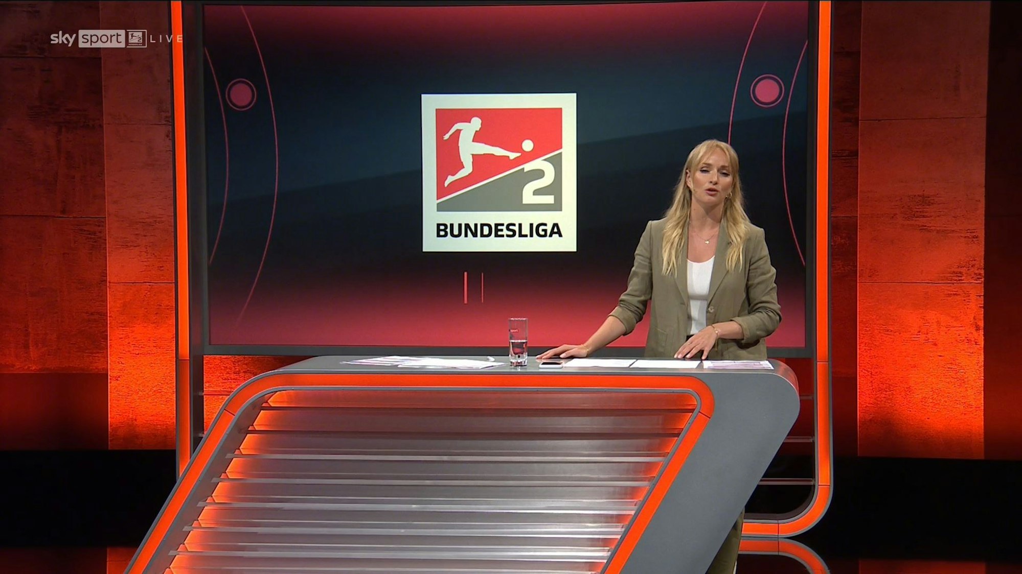 Sky-Moderatorin Katharina Kleinfeldt im Studio während der Zweitliga-Übertragung. Wegen technischer Probleme über die Streaming-Dienste SkyGo und Wow ärgerten sich viele unzufriedene Kundinnen und Kunden.