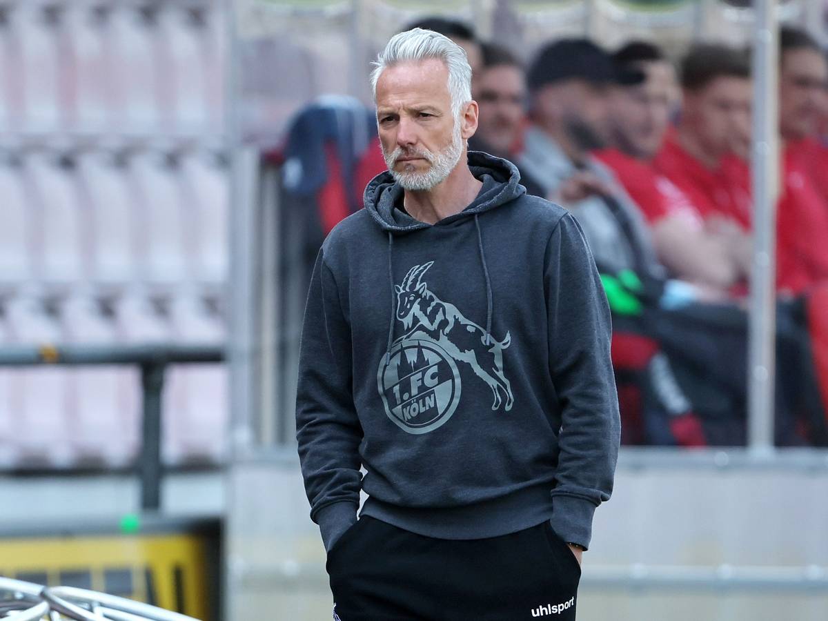 Mark Zimmermann steht an der Seitenlinie, guckt grimmig.