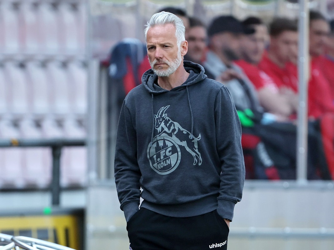 Mark Zimmermann steht an der Seitenlinie, guckt grimmig.