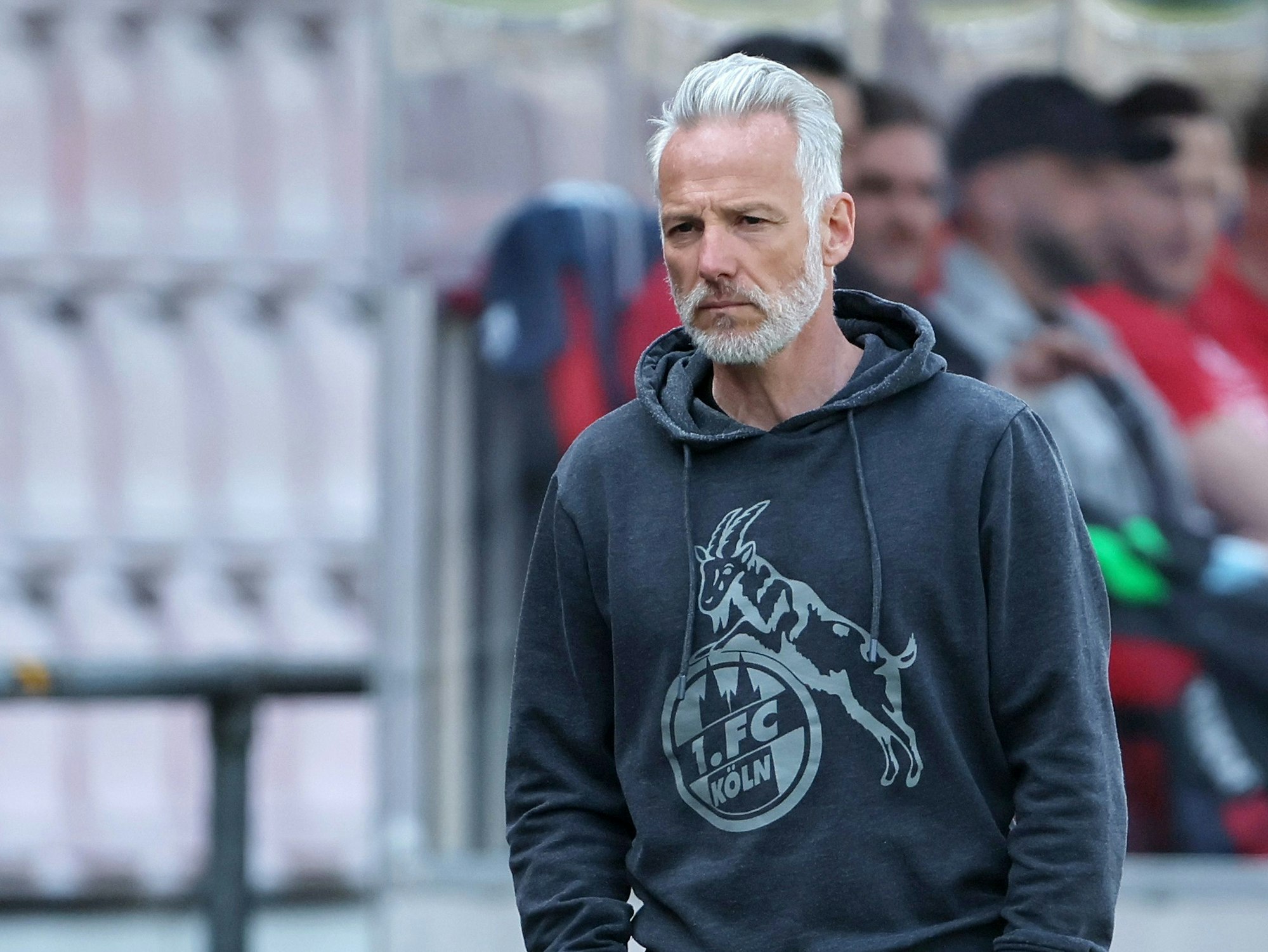 Mark Zimmermann steht an der Seitenlinie, guckt grimmig.