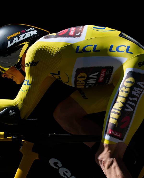 Jonas Vingegaard sitzt im Zeitfahren der Tour de France auf seinem Rad.