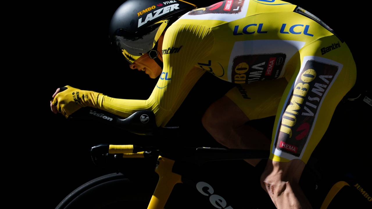 Jonas Vingegaard sitzt im Zeitfahren der Tour de France auf seinem Rad.