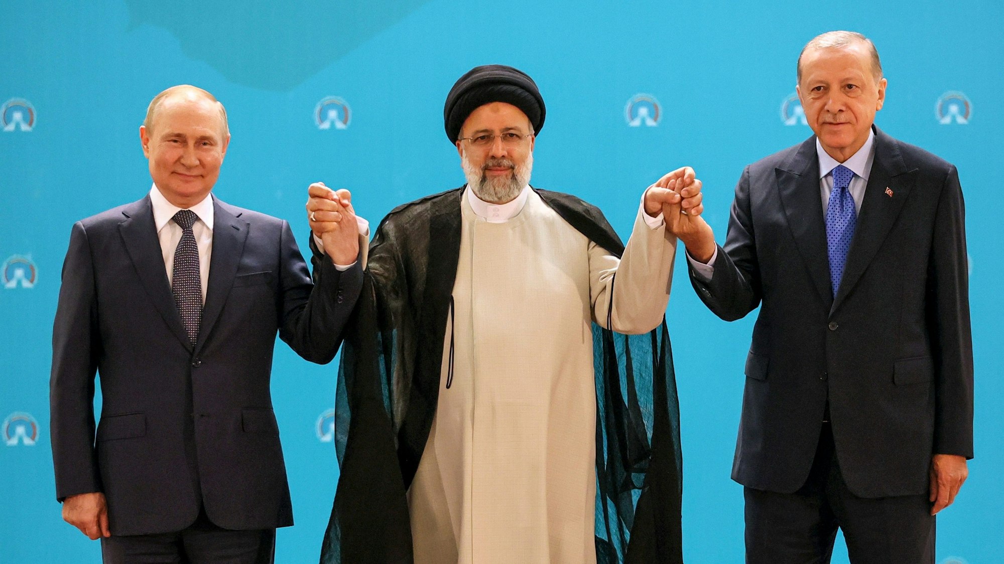 Der türkische Präsident Erdogan posiert mit Kreml-Chef Wladimir Putin und dem irakischen Staatsoberhaupt Ebrahim Raisi beim Gipfeltreffen in Teheran.