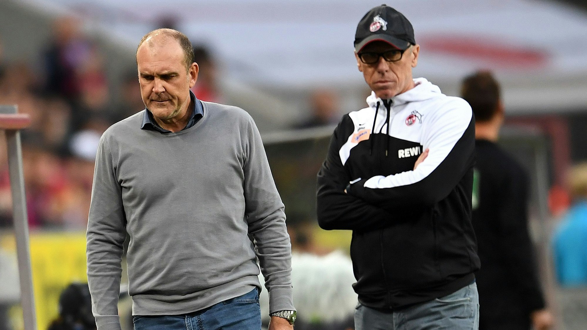 Jörg Schmadtke (l.) und Peter Stöger zu gemeinsamen Kölner Zeiten, am 20. September 2017 im Rhein-Energie-Stadion