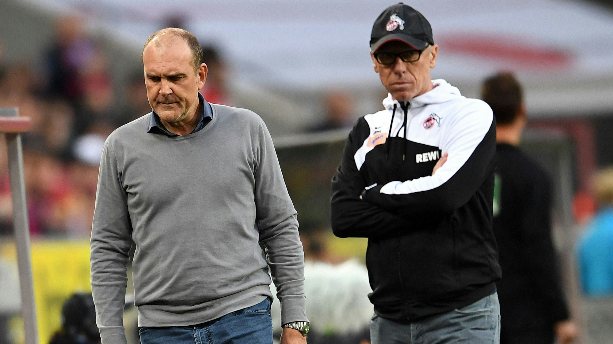 Jörg Schmadtke (l.) und Peter Stöger zu gemeinsamen Kölner Zeiten, am 20. September 2017 im Rhein-Energie-Stadion