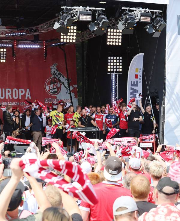 Mannschaft und Fans des 1. FC Köln sangen bei der Saisoneröffnung am Samstag (23. Juli 2022) gemeinsam mit den Höhnern die Hymne.