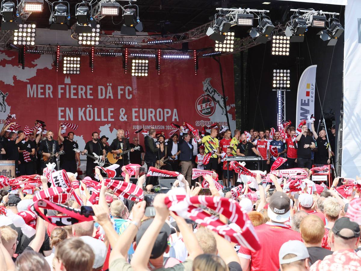 Mannschaft und Fans des 1. FC Köln sangen bei der Saisoneröffnung am Samstag (23. Juli 2022) gemeinsam mit den Höhnern die Hymne.