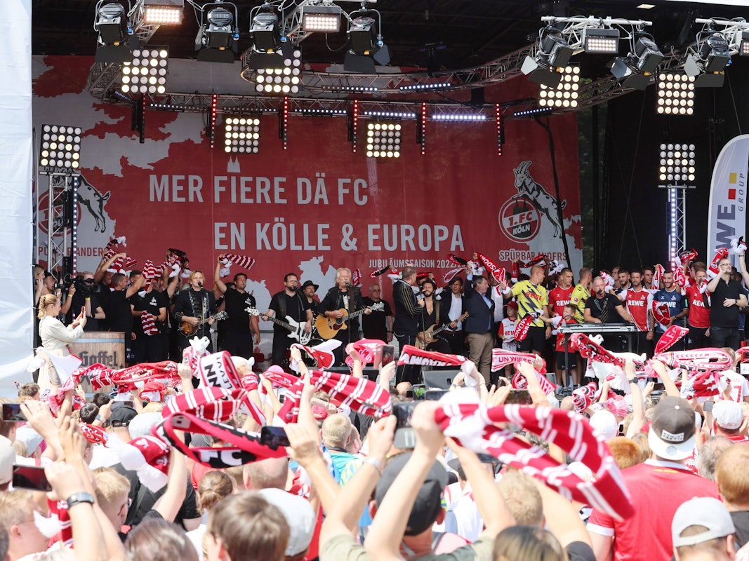 Mannschaft und Fans des 1. FC Köln sangen bei der Saisoneröffnung am Samstag (23. Juli 2022) gemeinsam mit den Höhnern die Hymne.